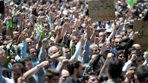 İranda etirazçılarla ordu arasında qarşıdurma təhlükəsi artır