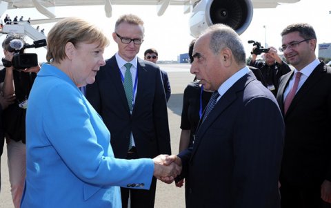 Angela Merkel Azərbaycana gəlib