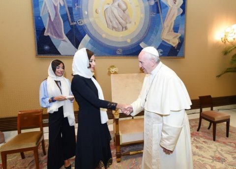 Mehriban Əliyeva Roma Papası ilə görüşüb