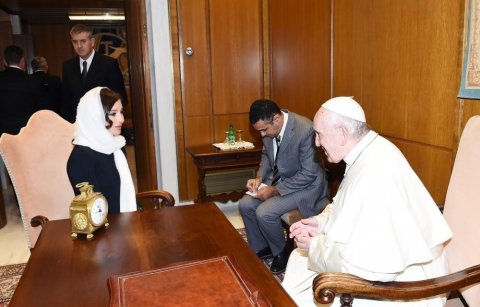 Mehriban Əliyeva Roma Papası ilə görüşüb
