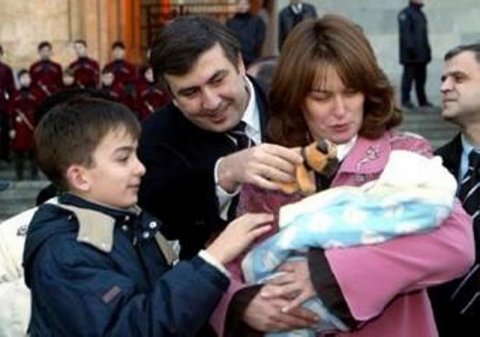 Saakaşvili Gürcüstanda gümüş toyunu qeyd etmək istəyir