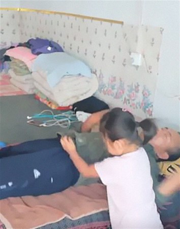 6 yaşlı qız anasının atıb getdiyi xəstə atasına baxır