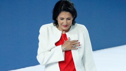 Gürcüstanda prezident seçkilərinin ilkin qalibi qadındır - Seçki ikinci tura qalır