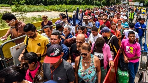 Dörd milyon insan Venesueladan qaçıb 