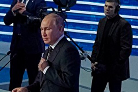 Putinin mühafizəçisi qurultayda telereportyor kimi maskalanıb