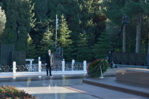 Prezident Heydər Əliyevin məzarını ziyarət edib