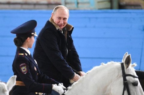 Putin polis qızların əhatəsində at belinə çıxdı