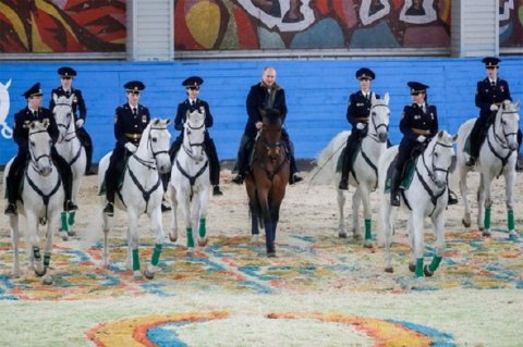 Putin polis qızların əhatəsində at belinə çıxdı