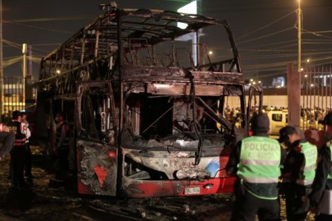Sərnişin avtobusu yandı: 20 nəfər öldü