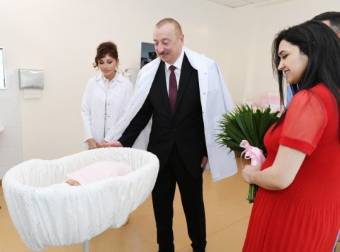 İlham Əliyev 10 milyonuncu sakinin ailəsinə mənzil bağışladı