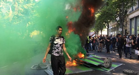 Parisdə etirazçılar maşınları yandırırlar