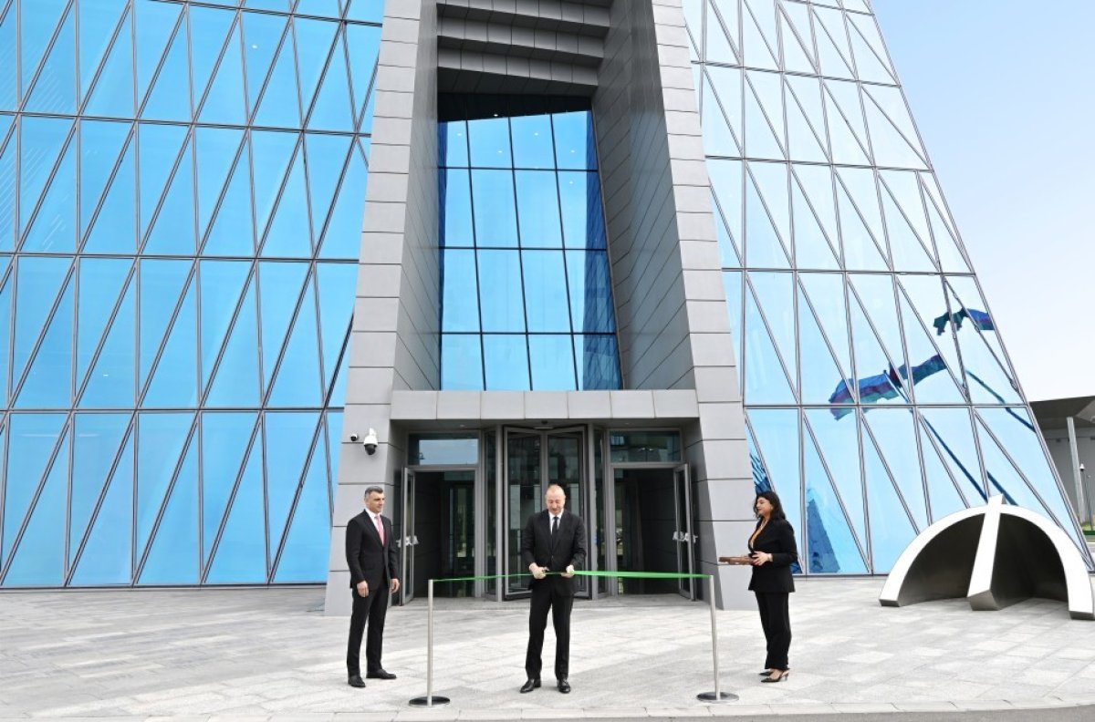 Prezident Mərkəzi Bankın yeni binasının açılışında iştirak edib
