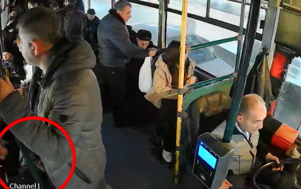 Avtobusda digər sərnişinin pul kisəsini belə ələ keçirdi - Video