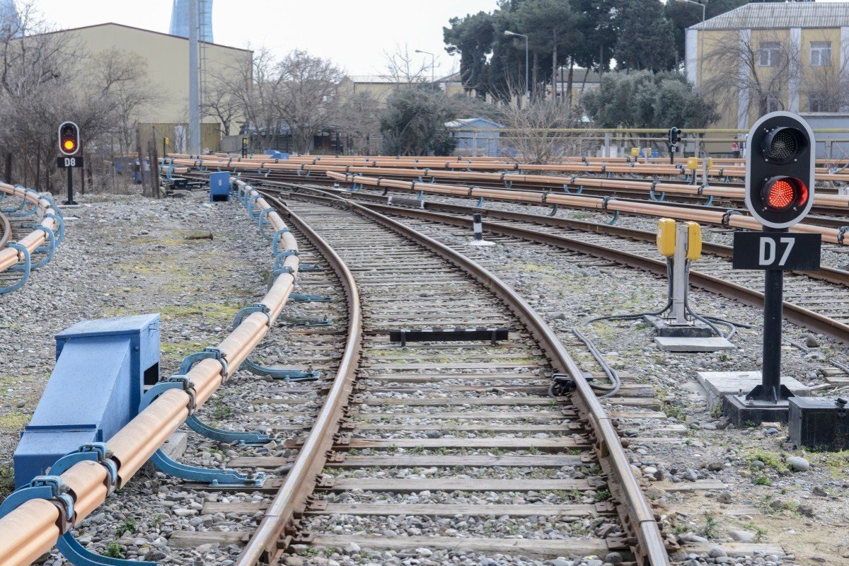 Dəmir yoluna çıxan kişini qatar vurub