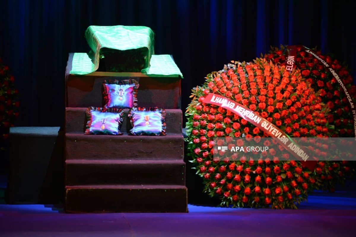 Prezident və birinci xanım Rasim Balayevlə vida mərasiminə əklil göndəriblər