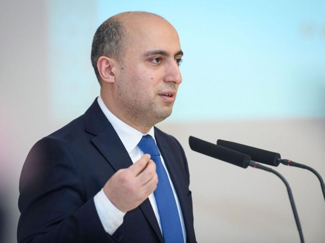 Nazir məktəblərdə telefondan istifadəni qadağan edib