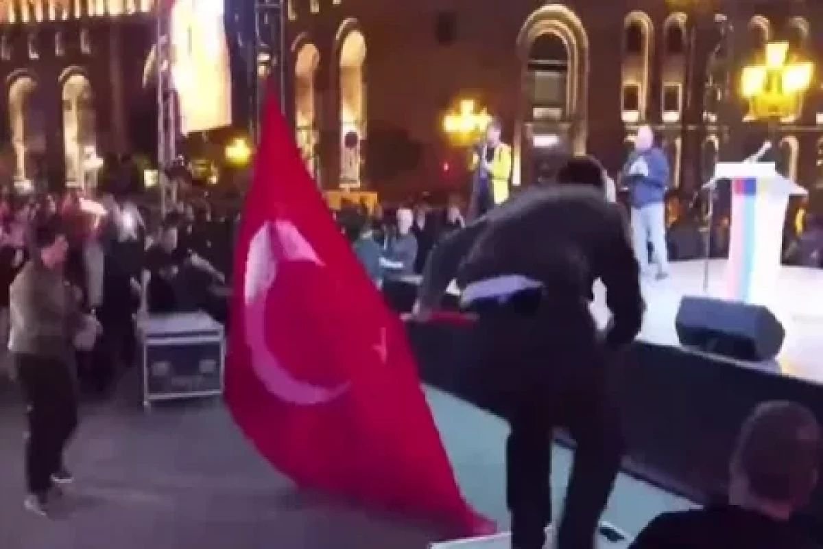 Ermənistanda Türkiyənin bayrağı yandırılıb