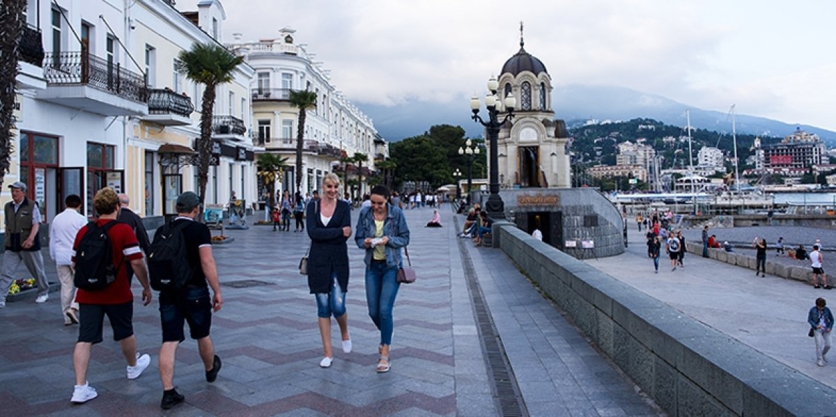 Krımda böhran dərinləşir: Körpülər vurulur, turistlər gəlmir