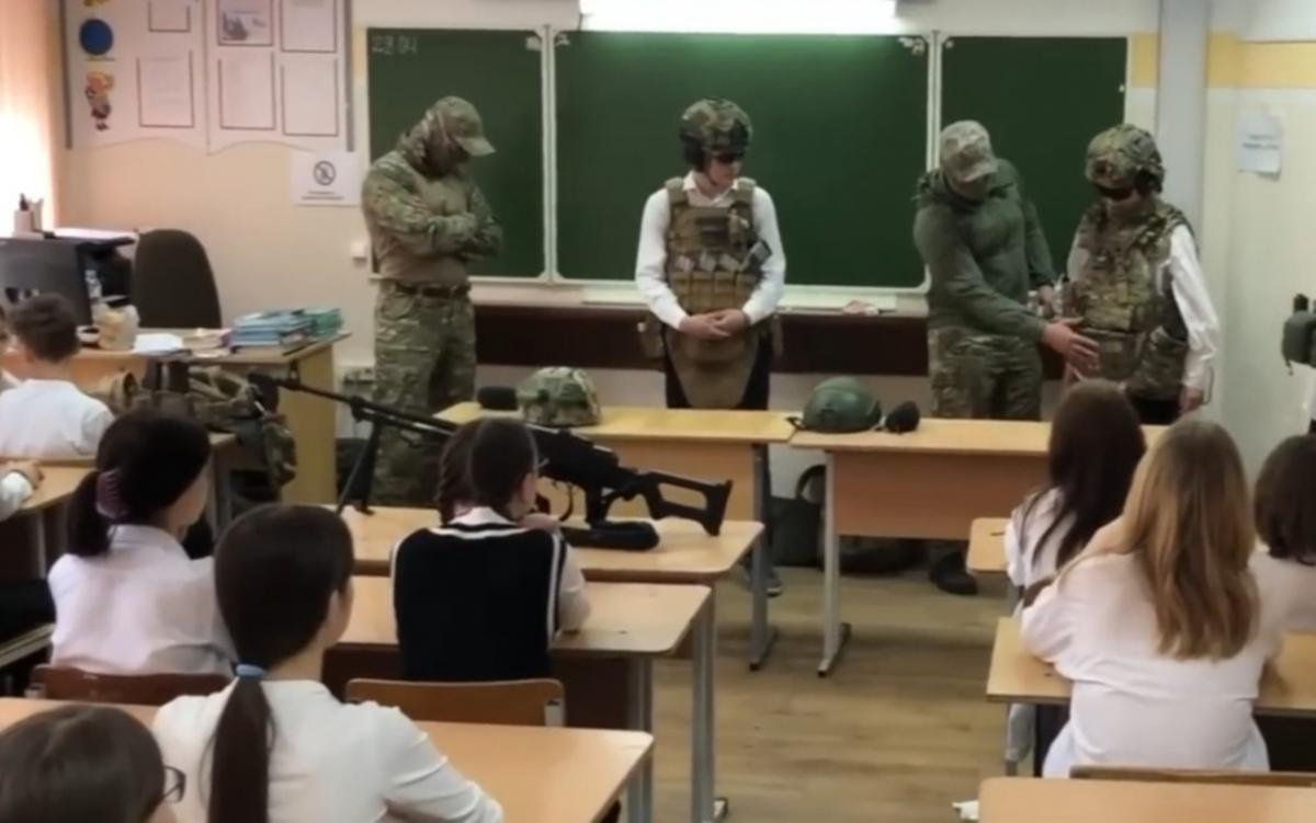 Rusiya məktəblərində uşaqlara silahdan istifadə öyrədiləcək