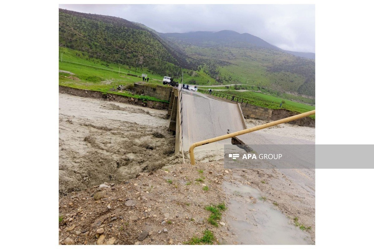 Sel Siyəzəndə körpünü uçurub - Fotolar