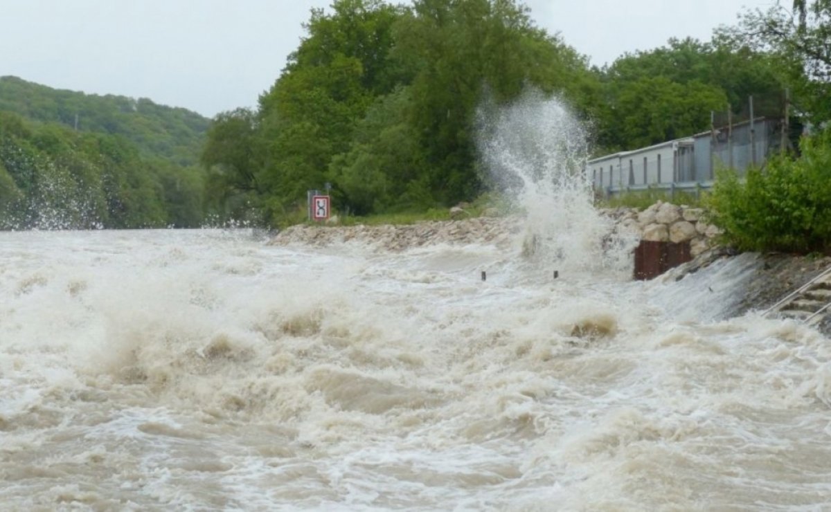 Xəbərdarlıq: sel və daşqın olacaq, güclü külək əsəcək