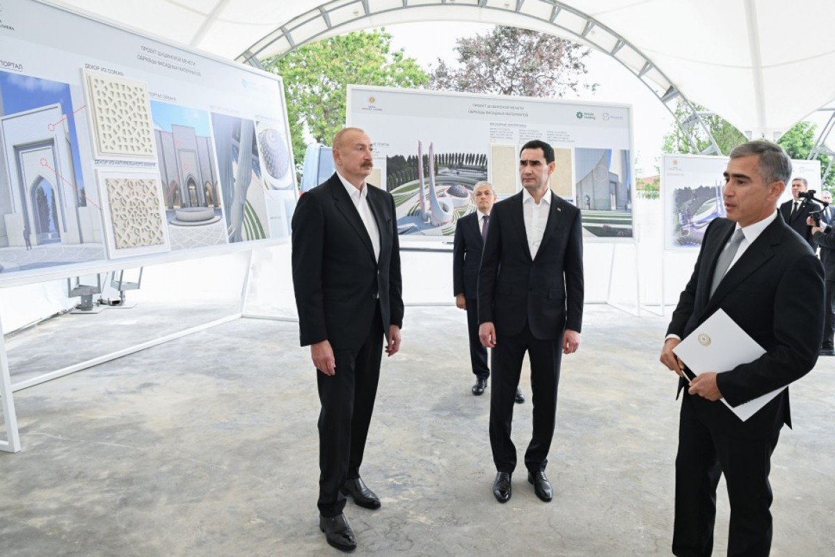 Prezidentlər Şuşa məscidində tikinti işlərinin gedişi ilə tanış olublar