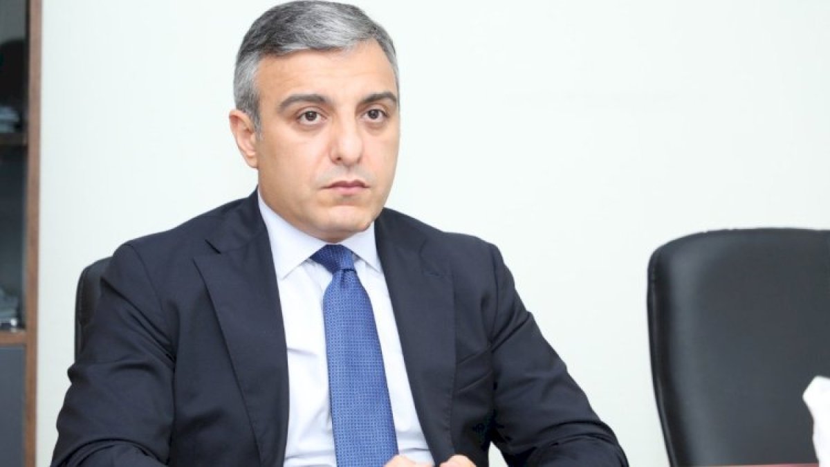 Yeni sədr iki rəisi vəzifədən azad edib