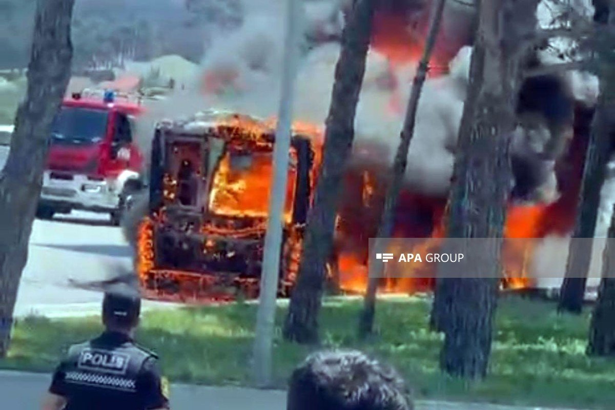 Bakıda avtovağzalın yaxınlığında avtobus yanıb