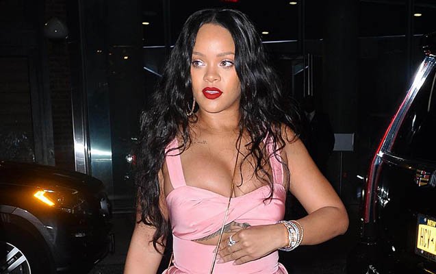 Rihanna yeni geyimi ilə gündəmə gəlib