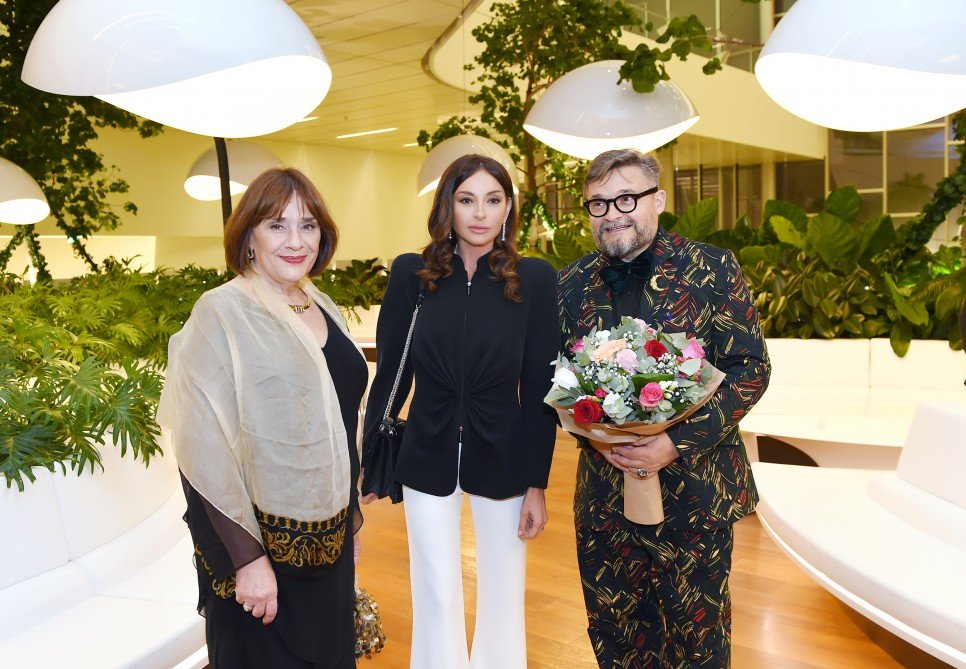 Mehriban Əliyeva moda sərgisinin açılışını edib