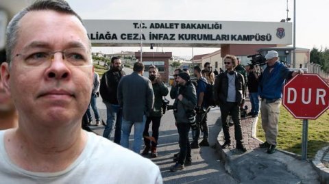 Türkiyədə tutulan amerikalı keşiş azadlığa çıxdı