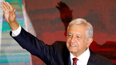 Meksikanın yeni prezidenti təyyarəsini satır