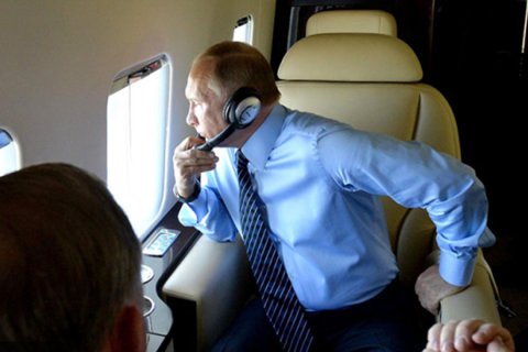 Putin təyyarədə uçanda nə ilə məşğul olur?