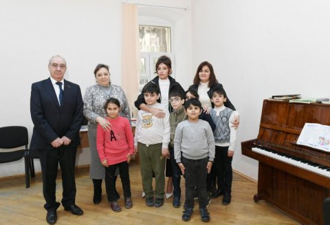 Mehriban Əliyeva şagirdlərin təhsili ilə maraqlanıb Mehriban Əliyeva şagirdlərin təhsili ilə maraqlanıb
