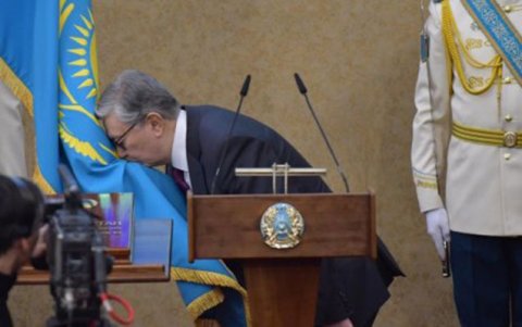 Qazaxıstanın yeni prezidenti and içdi