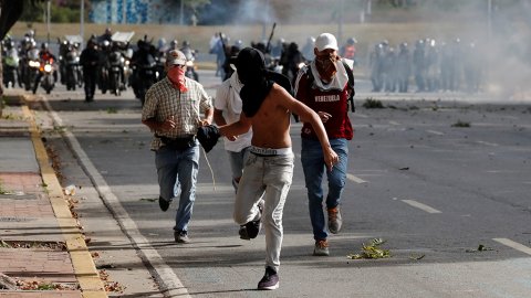 Venesuelada Maduro və Quaydo tərəfdarları arasında atışma olub Venesuelada Maduro və Quaydo tərəfdarları arasında atışma olub