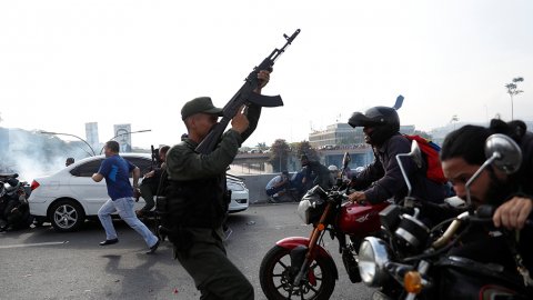Venesuelada Maduro və Quaydo tərəfdarları arasında atışma olub Venesuelada Maduro və Quaydo tərəfdarları arasında atışma olub
