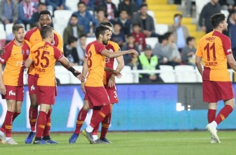 Çempion “Qalatasaray” mövsümü məğlubiyyətlə bitirdi