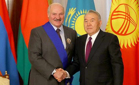 Lukaşenkoya Nazarbayev ordeni verildi