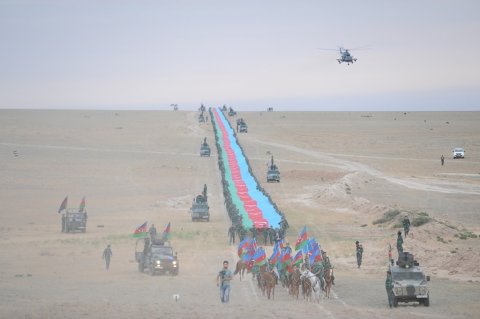 Azərbaycanda 5.1 km uzunluğunda bayraq hazırlandı