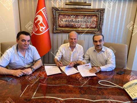 Mustafa Dənizli “Traktorsazi” ilə müqavilə imzaladı