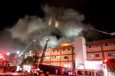 İstanbulda fabrik yandı: 4 nəfər öldü, yaralılar var
