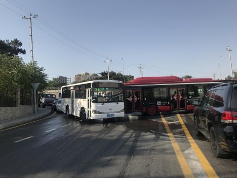 Avtobus qəzası tıxaca səbəb olub Avtobus qəzası tıxaca səbəb olub