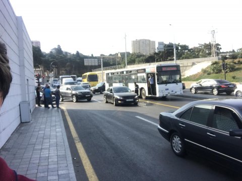 Avtobus qəzası tıxaca səbəb olub Avtobus qəzası tıxaca səbəb olub
