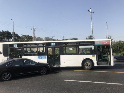 Avtobus qəzası tıxaca səbəb olub Avtobus qəzası tıxaca səbəb olub