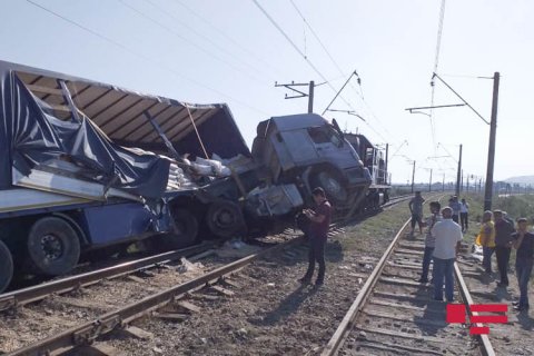 Sabirabadda yük maşını qatarla toqquşub