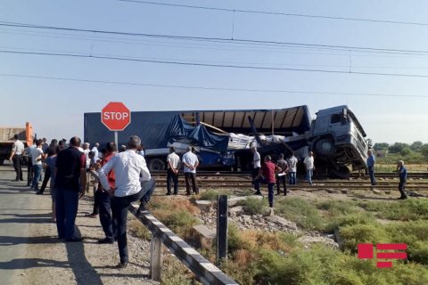 Sabirabadda yük maşını qatarla toqquşub