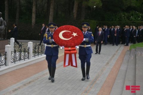 Türkiyənin Vitse-prezidenti Bakıda Şəhidlər xiyabanını ziyarət edib