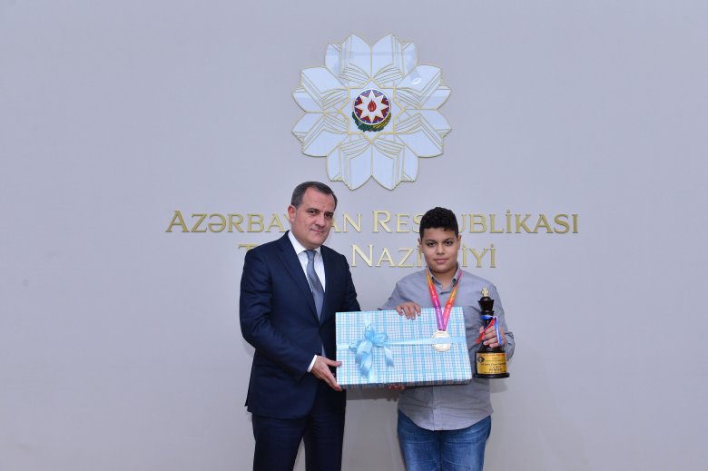 Nazir dünya çempionuna mükafat verdi Nazir dünya çempionuna mükafat verdi