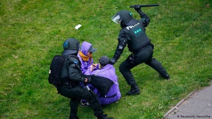 Amansız polis: bəzi ölkələrdə etirazçılarla daha sərt davranırlar Amansız polis: bəzi ölkələrdə etirazçılarla daha sərt davranırlar